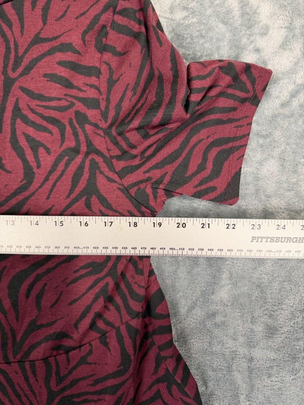 LuLaRoe Burgundy & Black Zebra Print High-Low V-Neck Tunic Top Womens Size L - Picture 8 of 10